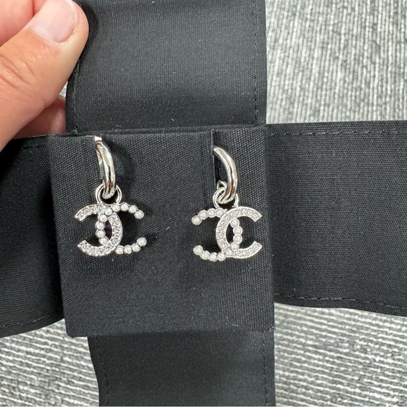 CHANEL CC LOGO EARRINGS PEARL AND CRYSTAL - Picture 9 of 10